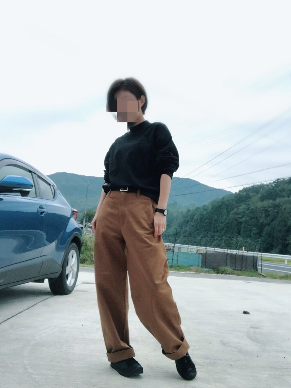 「秋のコーデ、カーブパンツ、ユニクロ、ロンティー、くろ、メンズライク、スニーカー」｜「UNIQLOのモックネックT（長袖）（Tシャツ/カットソー、ブラック系）」を使った、みっきさん（レディース・166cm）の秋コーディネートの1枚目の写真