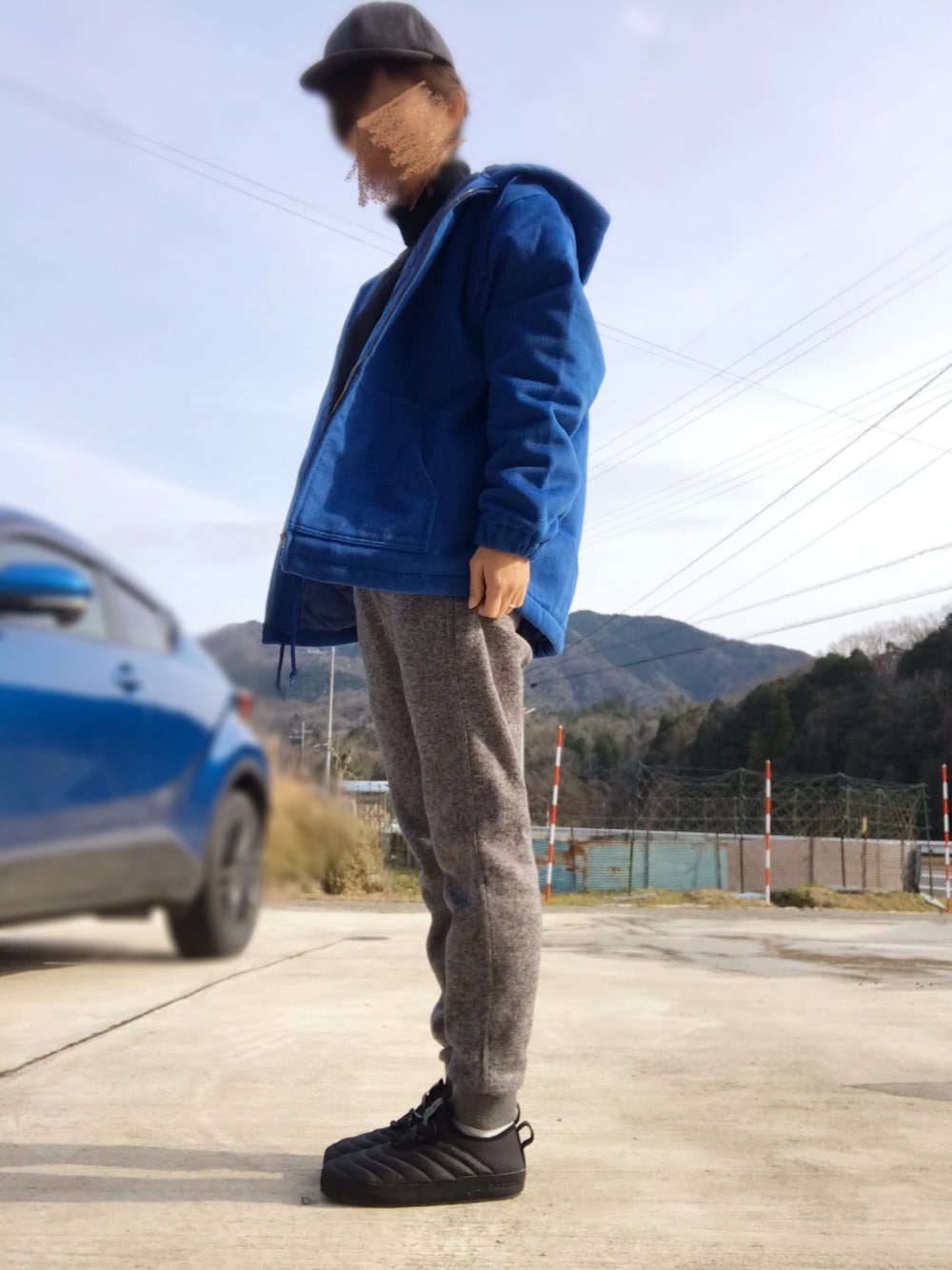 「年末WEAR感謝祭、大人カジュアル、冬のコーデ、休日スタイル、スニーカー、キヤップ、ユニクロ、タートルネック、メンズライク」｜「UNIQLOのアイテム（キャップ、グレー系）」を使った、みっきさん（レディース・166cm）の冬コーディネートの1枚目の写真