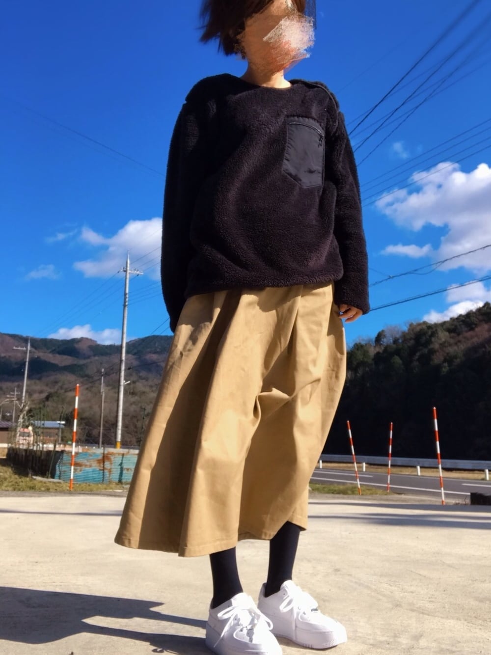「カジュアルコーデ、エアフォースワン、ゆるコーデ、スニーカー、チノスカート、厚底シューズ、フリース」｜「UNIQLOのフリースプルオーバー（長袖）（Tシャツ/カットソー、ブラック系）」を使った、みっきさん（レディース・166cm）の冬コーディネートの1枚目の写真