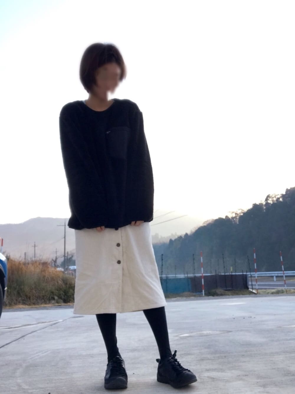 「カジュアル、ラフ、プチプラ、ユニクロ、フリース、モノトーン、タイトスカート、スニーカー」｜「UNIQLOのフリースプルオーバー（長袖）（Tシャツ/カットソー、ブラック系）」を使った、みっきさん（レディース・166cm）の冬コーディネートの1枚目の写真