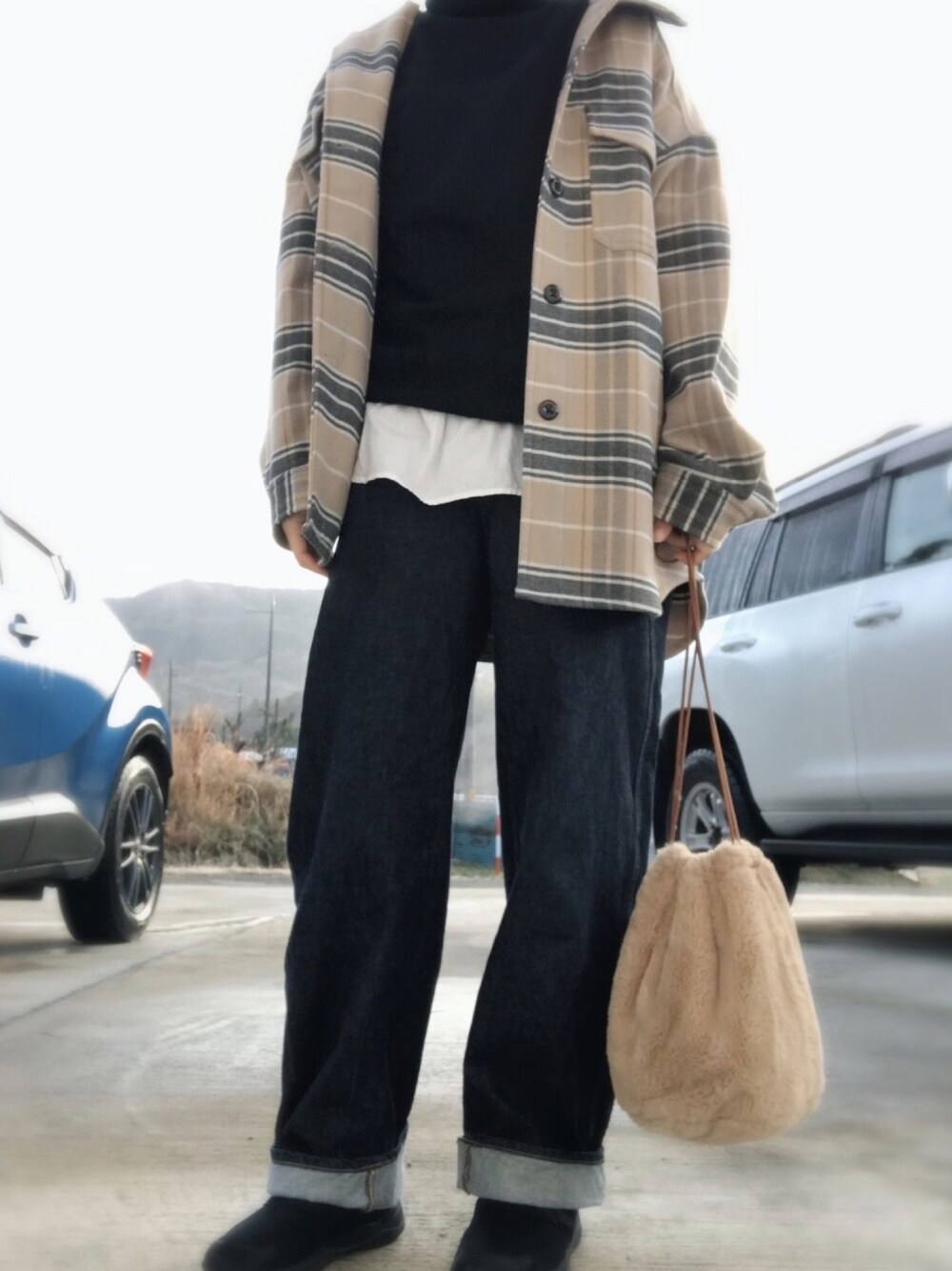 「カジュアルコーデ、プチプラコーデ、GU、休日スタイル、チェックシャツ、ビッグシルエット、メンズライク、キンチャクバッグ、カーブパンツ」｜「GUのアイテム（トップス、ベージュ系）」を使った、みっきさん（レディース・166cm）の冬コーディネートの1枚目の写真