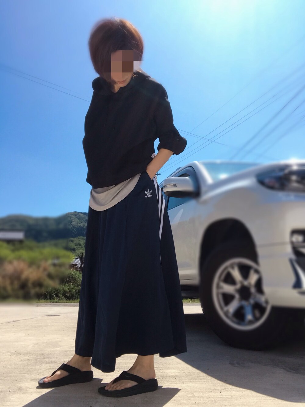 「おうちファッション、シンプルコーデ、ラクチンコーデ、ゆるコーデ、パーカー、スカート、おうち時間」｜「UNIQLOのドライソフトスウェットプルパーカ（長袖）（パーカー、ブラック系）」を使った、みっきさん（レディース・166cm）の春コーディネートの1枚目の写真