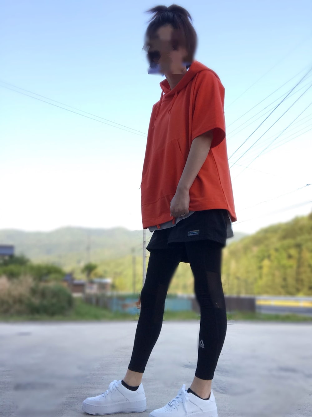 「休日コーデ、スポーツミックス、おうちファッション、パーカー、ハーフパンツ、レギンス、レギンス×ショートパンツ、エアフォースワン」｜「MERLOTの切替スウェットパーカー2712（パーカー、オレンジ系）」を使った、みっきさん（レディース・166cm）の春コーディネートの1枚目の写真
