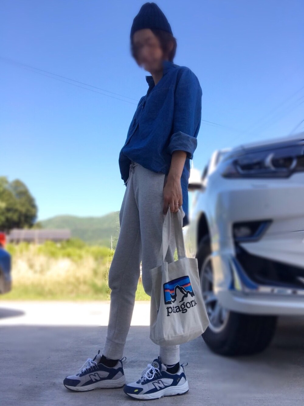 「シンプル、ゆるコーデ、リラックススタイル、スニーカー、スポーツミックス、カジュアル、スウェットパンツ、トートバッグ」｜「adidasのマストハブ バーサティリティ パンツ [Must Haves Versatility Pants] アディダス（スウェットパンツ、グレー系）」を使った、みっきさん（レディース・166cm）の春コーディネートの1枚目の写真