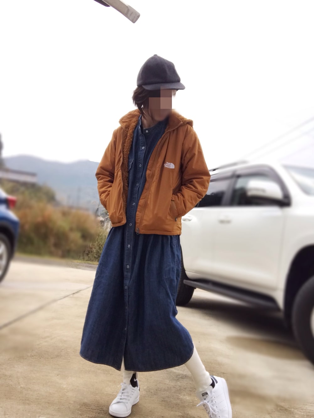 「休日スタイル、カジュアル、ワンピース、スタンスミス、シャツワンピ、ボアジャケット、ノースフェイス、アウトドアスタイル」｜「THE NORTH FACEの【WEB限定】THE NORTH FACE/ザ・ノースフェイス KIDS Compact Nomad Jacket（ブルゾン、イエロー系）」を使った、みっきさん（レディース・166cm）の秋コーディネートの1枚目の写真
