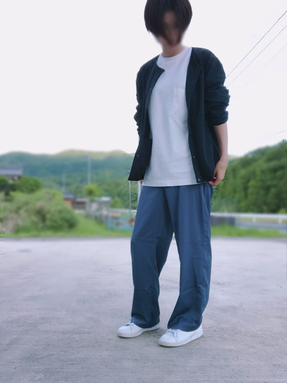 「シンプル、パンツスタイル、ラフ、スニーカー、スタンスミス、休日コーデ、ユニクロ、メンズライク」｜「UNIQLOのクルーネックＴ（長袖）（Tシャツ/カットソー、ホワイト系）」を使った、みっきさん（レディース・166cm）の春コーディネートの1枚目の写真