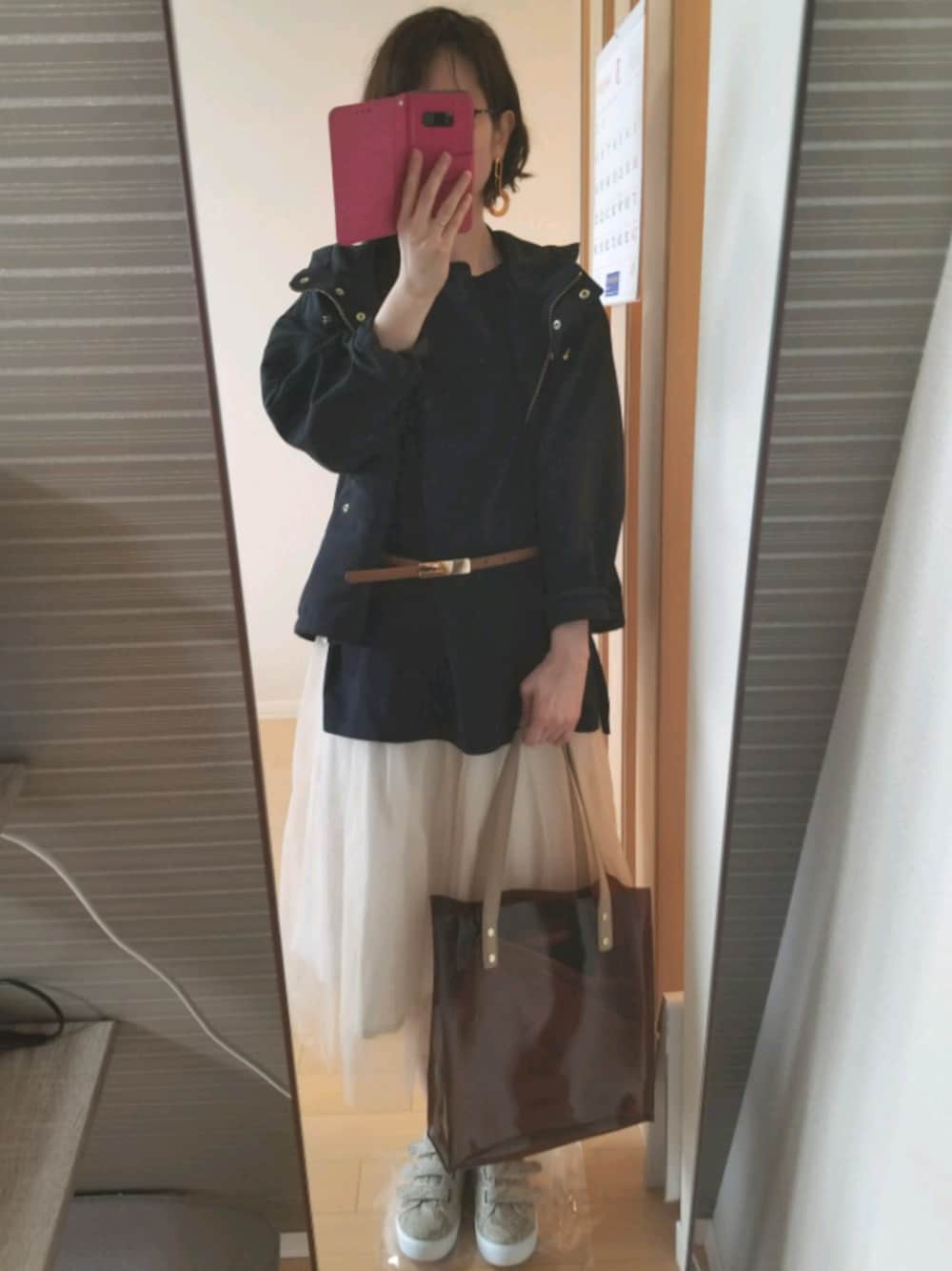 その他のスニーカー、ブラウン系のハンドバッグ、ホワイト系のスカートを着用したレディースの春コーディネートの1枚目の写真