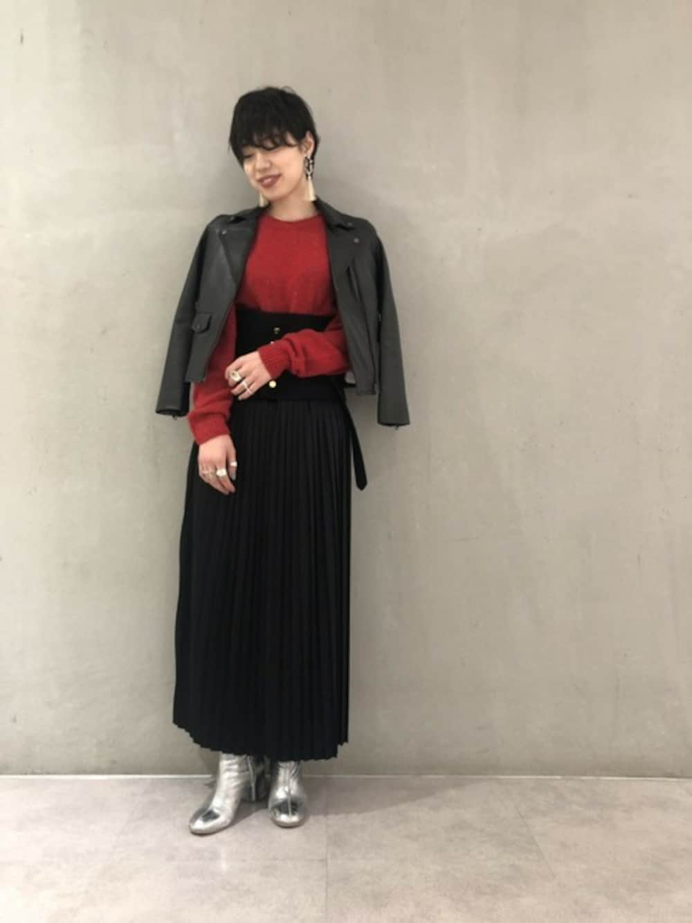 「レザージャケット、ライダース、赤、STUDIOUS、プリーツスカート、TOGA PULLA、秋コーデ、イアリング」｜「STUDIOUSの【STUDIOUS】ラスターシープダブルライダースジャケット（ライダースジャケット、ブラック系）」を使った、Ohashi Erikaさん（レディース・167cm）の夏コーディネートの1枚目の写真
