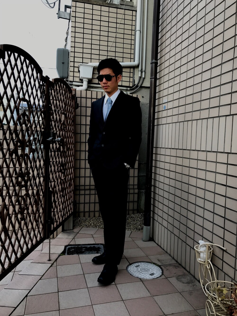 ブラック系のドレスシューズ、シルバー系のアナログ腕時計を着用したメンズの冬コーディネートの1枚目の写真