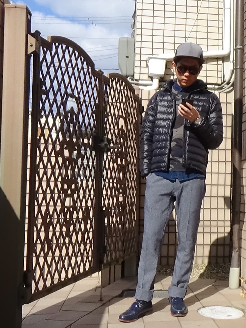 ブラック系のシャツ/ブラウス、ブルー系のドレスシューズ、グレー系のスラックスを着用したメンズの冬コーディネートの1枚目の写真