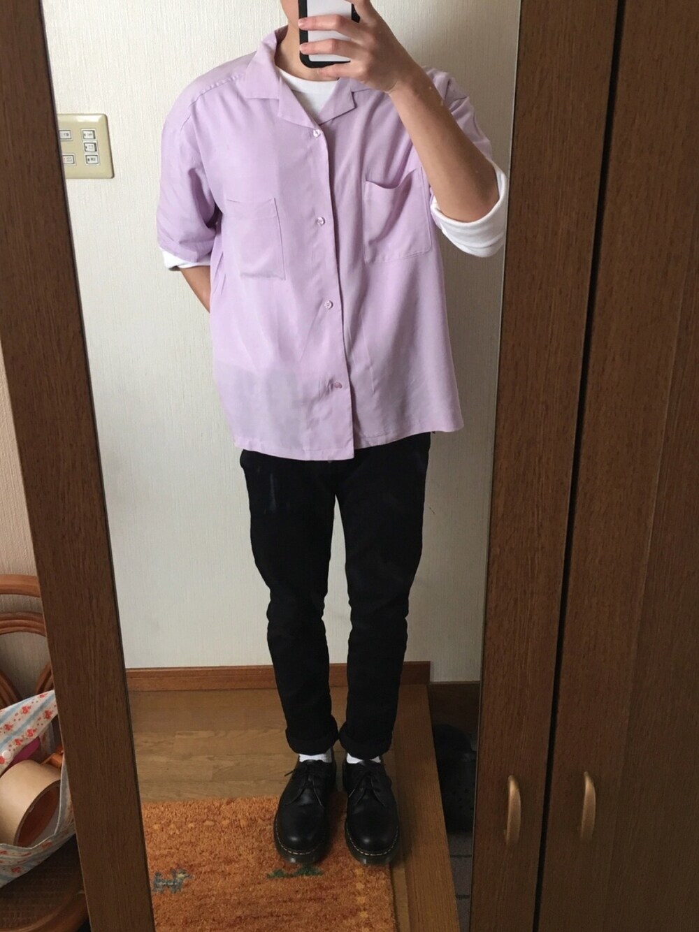 パープル系のシャツ/ブラウス、ブラック系のチノパンツ、ブラック系のブーツを着用したメンズの春コーディネートの1枚目の写真