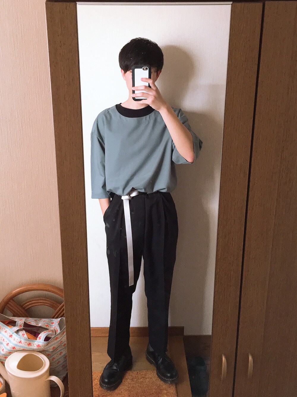 グリーン系のシャツ/ブラウス、ブラック系のその他パンツ、ブラック系のブーツを着用したメンズの春コーディネートの1枚目の写真