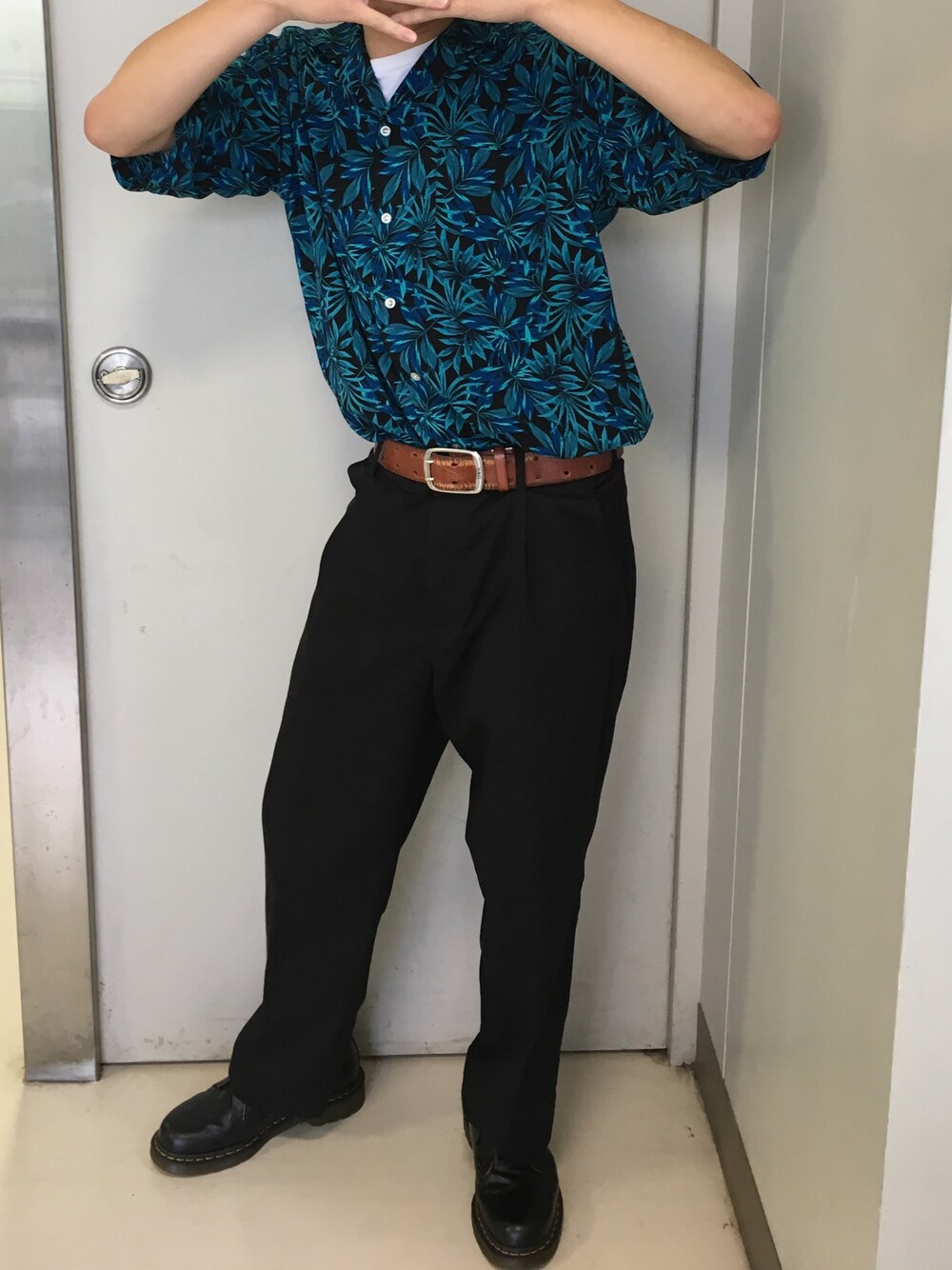 ブラック系のその他パンツ、ブルー系のシャツ/ブラウス、ブラック系のブーツを着用したメンズの夏コーディネートの1枚目の写真