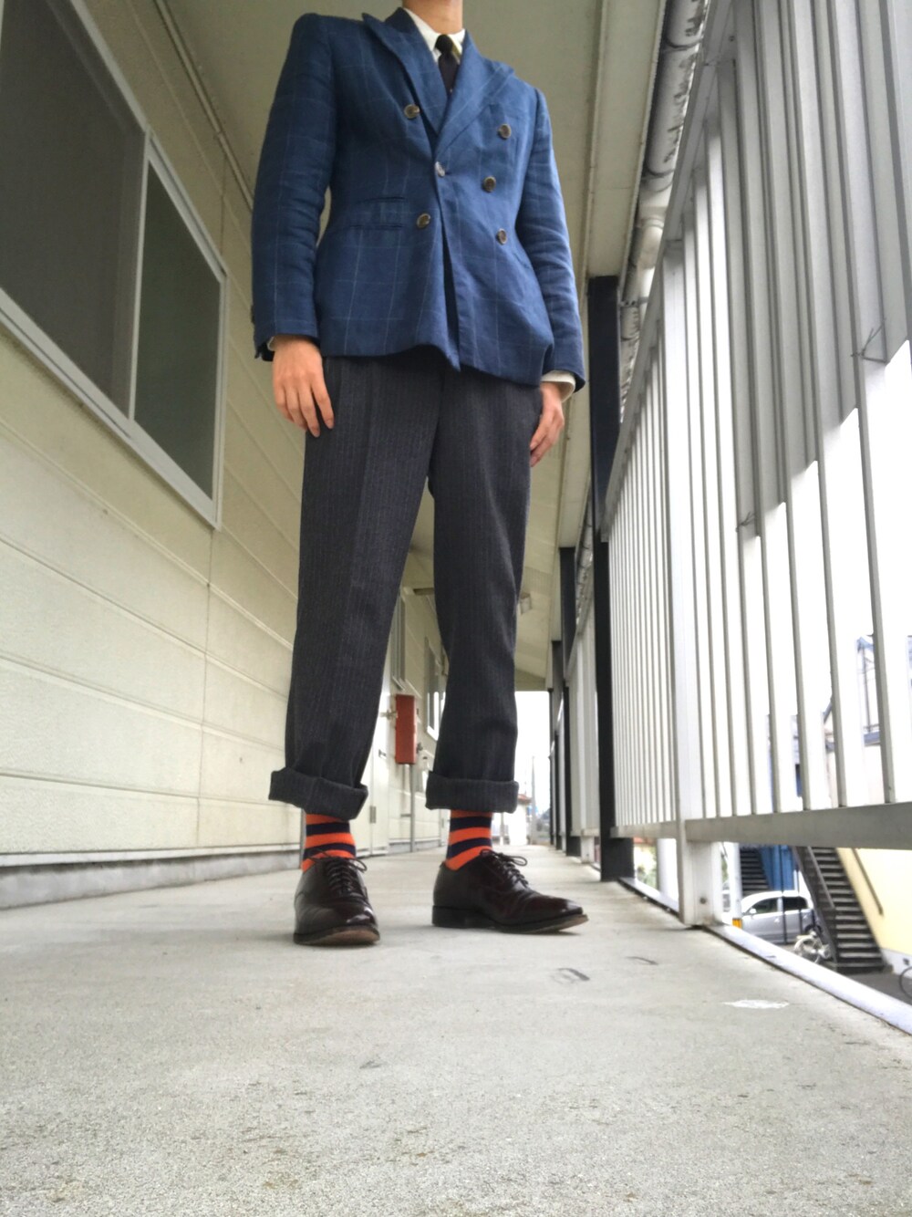 ブルー系のテーラードジャケット、ホワイト系のシャツ/ブラウス、レッド系のネクタイを着用したメンズの秋コーディネートの1枚目の写真