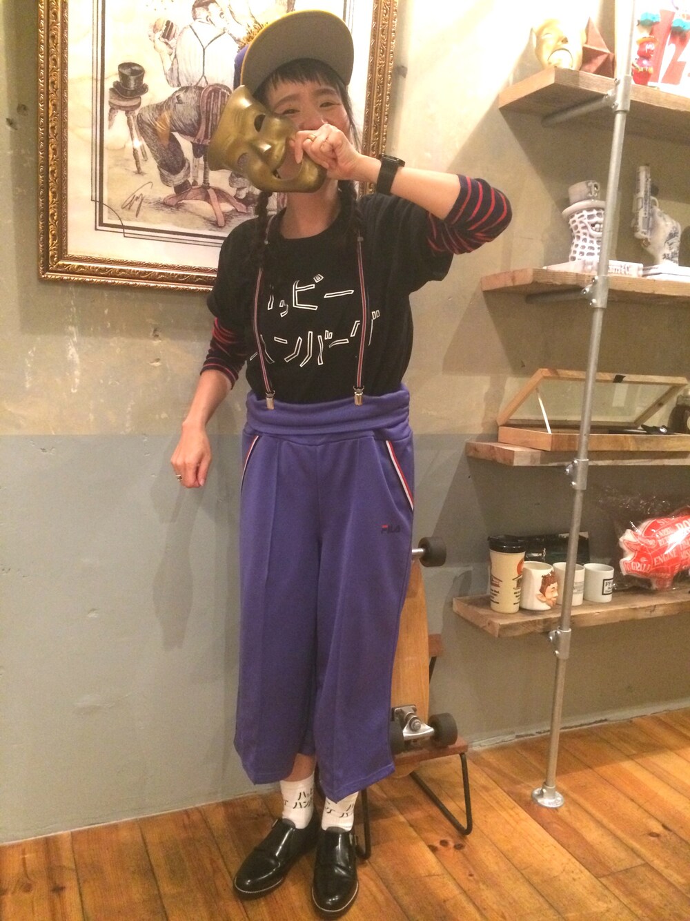 ブラック系のドレスシューズ、パープル系のパンツ、ブラック系のTシャツ/カットソーを着用したレディースの秋コーディネートの1枚目の写真