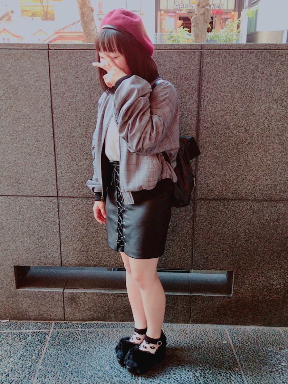 「秋コーデ、WEGO、Heather、AZUL by moussy、stradivarius、ベレー帽、ブルゾン、スカート、タイトスカート、ファーサンダル」｜「WEGOのWEGO/パイピングベレー（ハンチング/ベレー帽、レッド系）」を使った、みくさん（レディース・151cm）の秋コーディネートの1枚目の写真