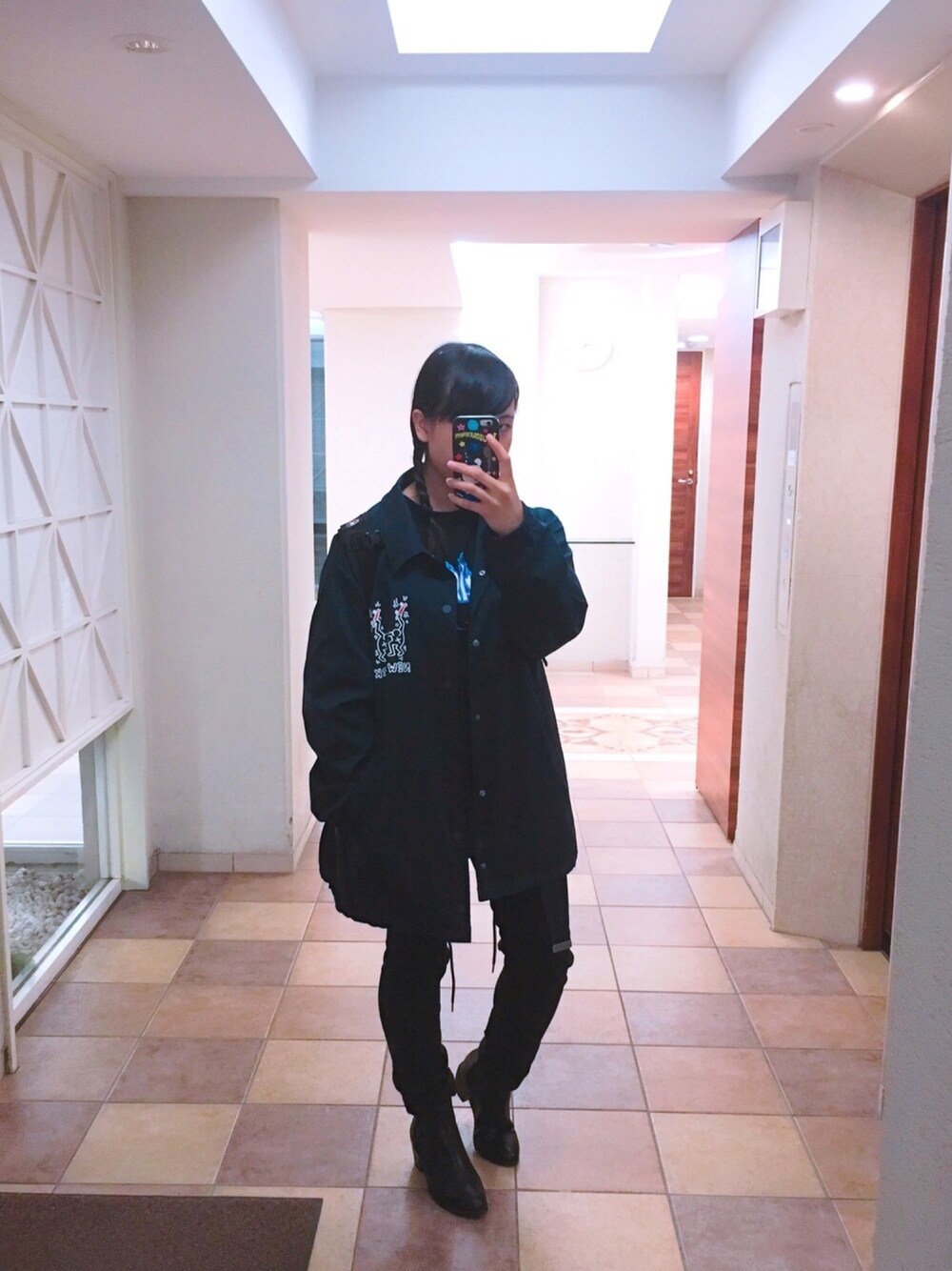 「真っ黒コーデ、黒スキニー、黒コーデ、Keith Haring、ブラック、ブラックコーデ、大きめサイズ、コーチジャケット、ストリート、スケータースタイル」｜「UNIQLOのKeith Haring コーチジャケット XXL（ナイロンジャケット、ブラック系）」を使った、mIsAさん（レディース・156cm）の秋コーディネートの1枚目の写真