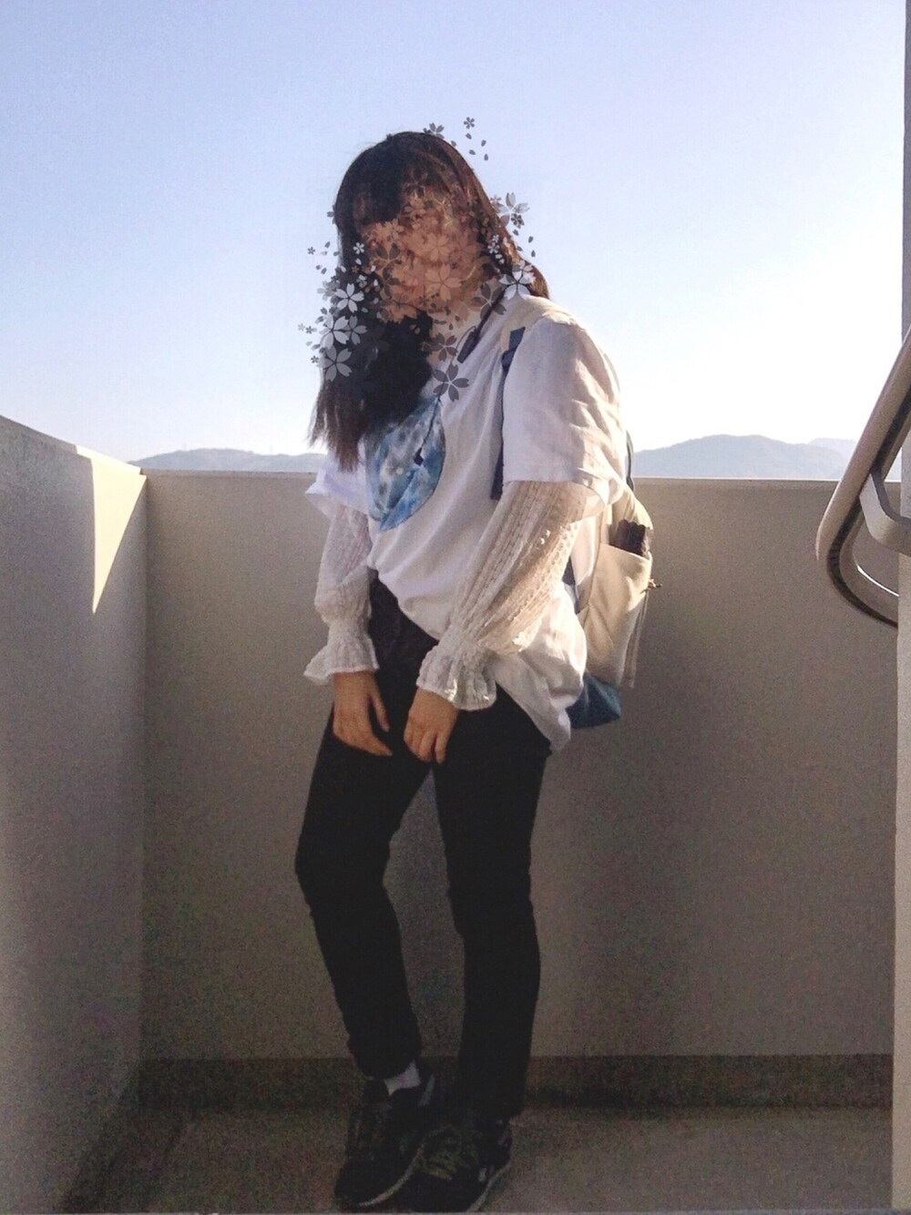 「休日スタイル、レースブラウス、Tシャツ、白Tシャツ、重ね着、スキニーパンツ、スニーカーコーデ、低身長、夏、ビッグシルエット」｜「GUのアイテム（シャツ/ブラウス、ホワイト系）」を使った、mIsAさん（レディース・156cm）の春コーディネートの1枚目の写真