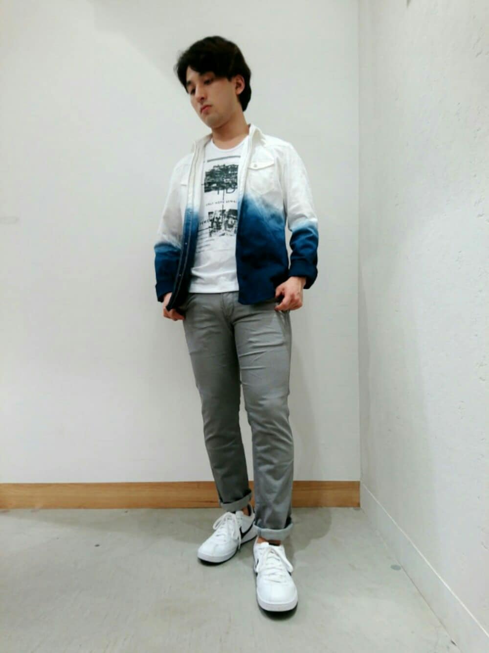 グレー系のパンツ、ホワイト系のTシャツ/カットソー、その他のシャツ/ブラウスを着用したメンズの夏コーディネートの1枚目の写真