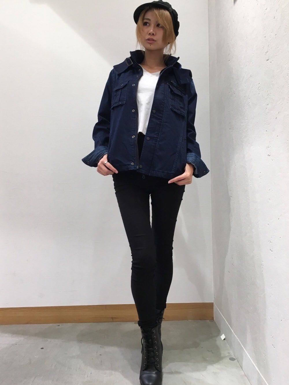 「カジュアル、ブラック、スキニーパンツ、秋のコーデ、ショートブーツ、ラクチンコーデ、秋冬、NICOLE CLUB FOR MEN、アズールバイマウジー(AZUL by moussy)、HIDEAWAYS NICOLE」｜「HIDEAWAYS NICOLEのアイテム（ジャケット/アウター、その他）」を使った、ららぽーと海老名 HIDEAWAYSさん（レディース・165cm）の秋コーディネートの1枚目の写真