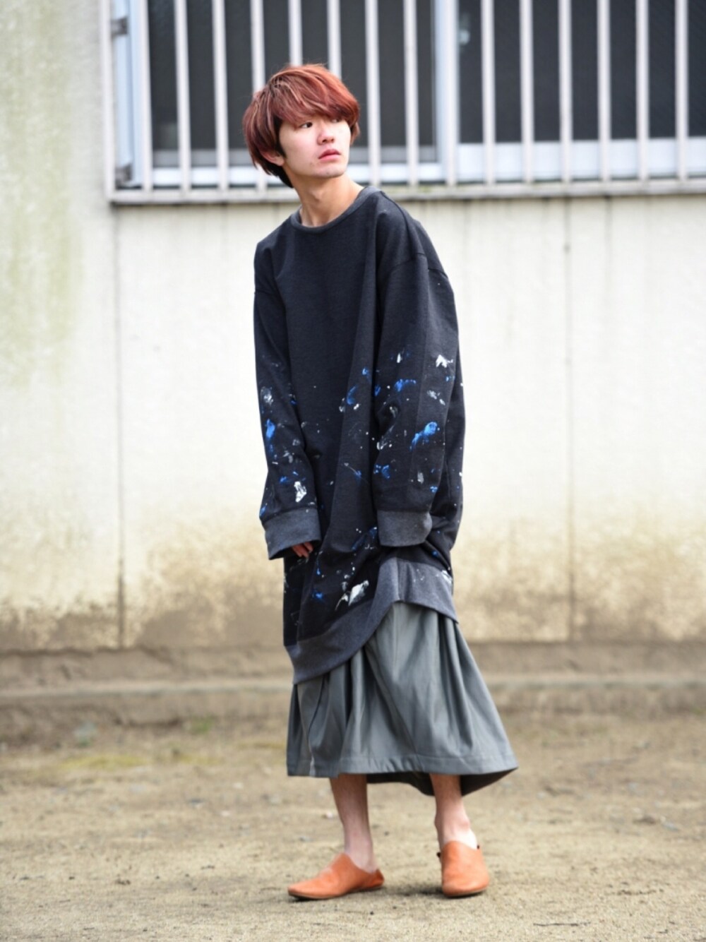 「MyBeautifulLandlet、スウェット、ペイント、ゆるコーデ、ビックシルエット、スカート、KAIKI、AUTTAA、OVIE STUDIO」｜「my beautiful landletのアイテム（スウェット、ブラック系）」を使った、東端さん（メンズ・165cm）の冬コーディネートの1枚目の写真