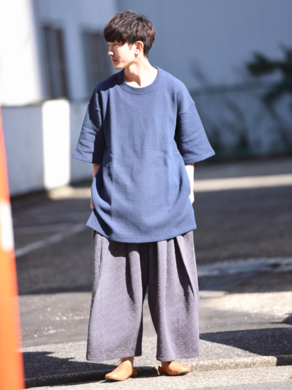 「FFIXXED STUDIOS、sneeuw、AUTTAA、ニット、ワイドパンツ、キュロット、スウェット、サンダル、ootd」｜「FFIXXED STUDIOSのアイテム（ニット/セーター、ブルー系）」を使った、東端さん（メンズ・165cm）の春コーディネートの1枚目の写真