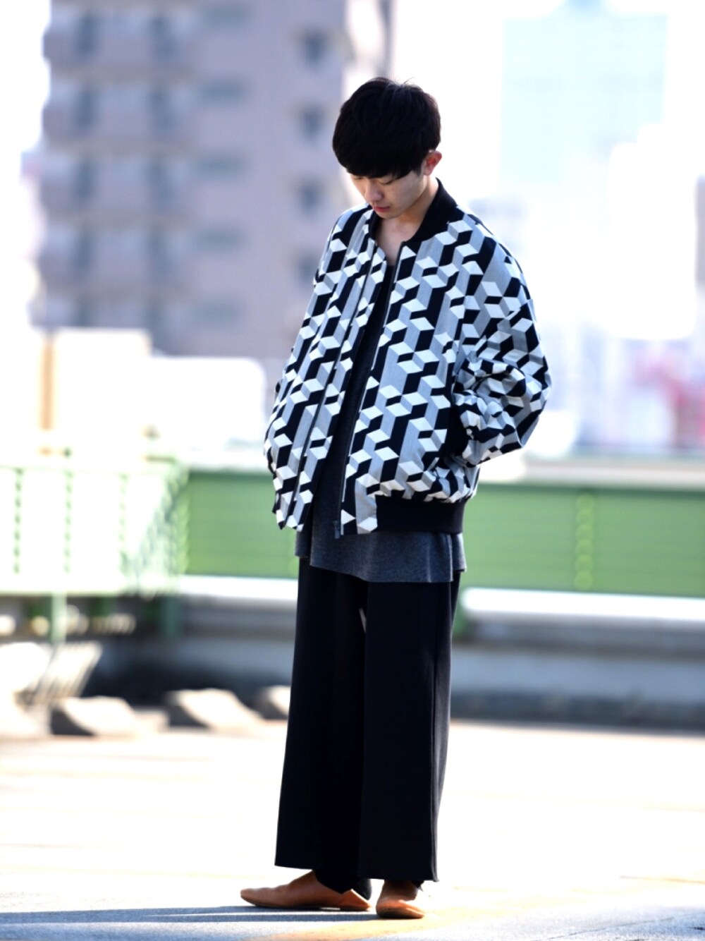 「ETHOSENS、ブルゾン、モノトーン、MyBeautifulLandlet、AUTTAA、grey、black、ootd」｜「ETHOSENSのアイテム（ブルゾン、ブラック系）」を使った、東端さん（メンズ・165cm）の春コーディネートの1枚目の写真