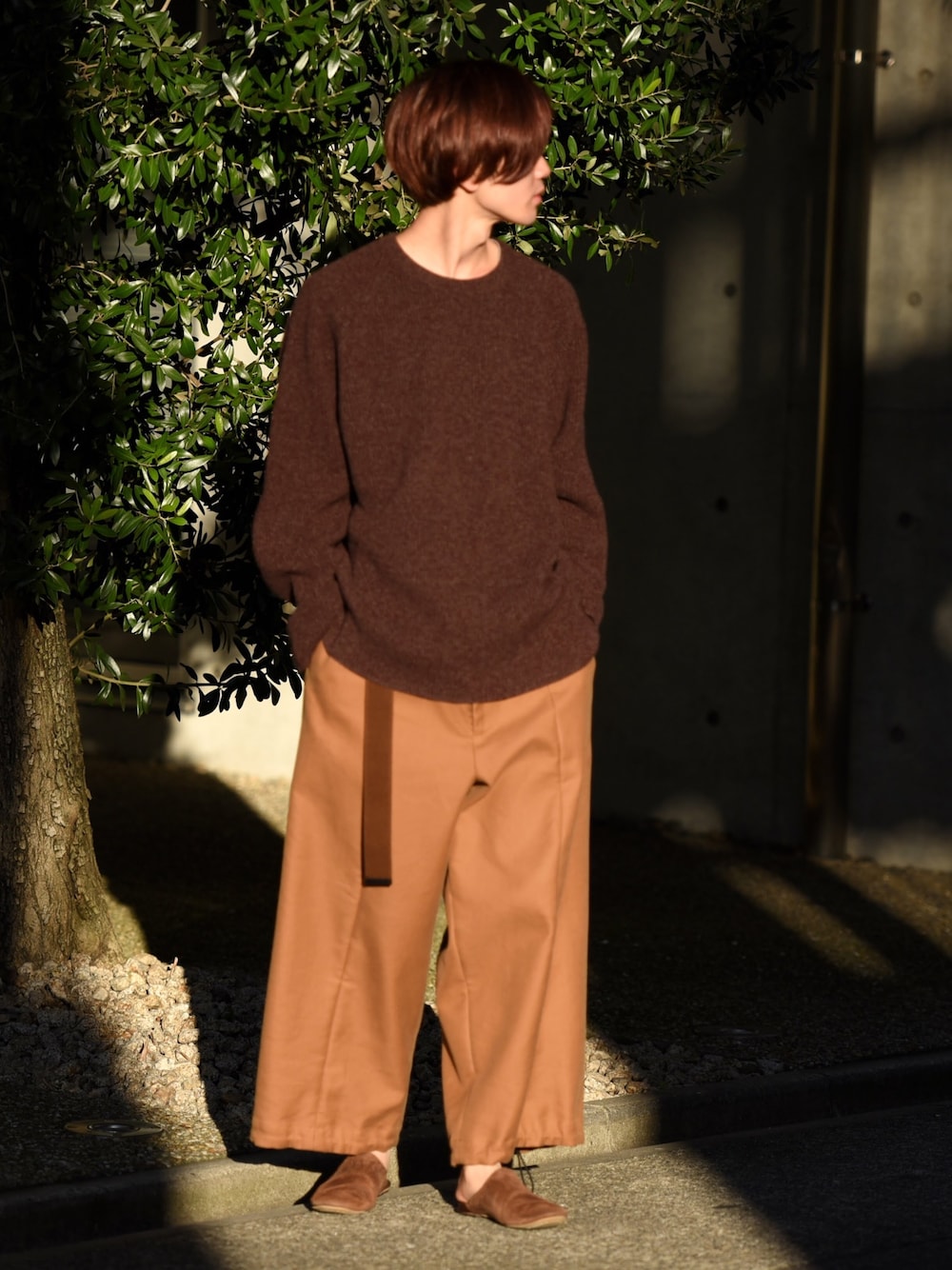 「シンプルコーデ、大人カジュアル、ビックシルエット、ニット、ワイドパンツ、Essay、MyBeautifulLandlet、AUTTAA、OVIE STUDIO、ベルト」｜「ESSAYのESSAY×crepuscule オーバーサイジングニット（ニット/セーター、ブラウン系）」を使った、東端さん（メンズ・165cm）の冬コーディネートの1枚目の写真