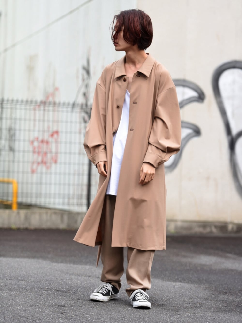 「ETHOSENS、MyBeautifulLandlet、converse、コンバース、ジャックパーセル、セットアップ風、春コーデ、シンプル、ootd、スニーカー」｜「ETHOSENSの【ETHOSENS】ロングステンカラーコート（ステンカラーコート、ベージュ系）」を使った、東端さん（メンズ・165cm）の春コーディネートの1枚目の写真