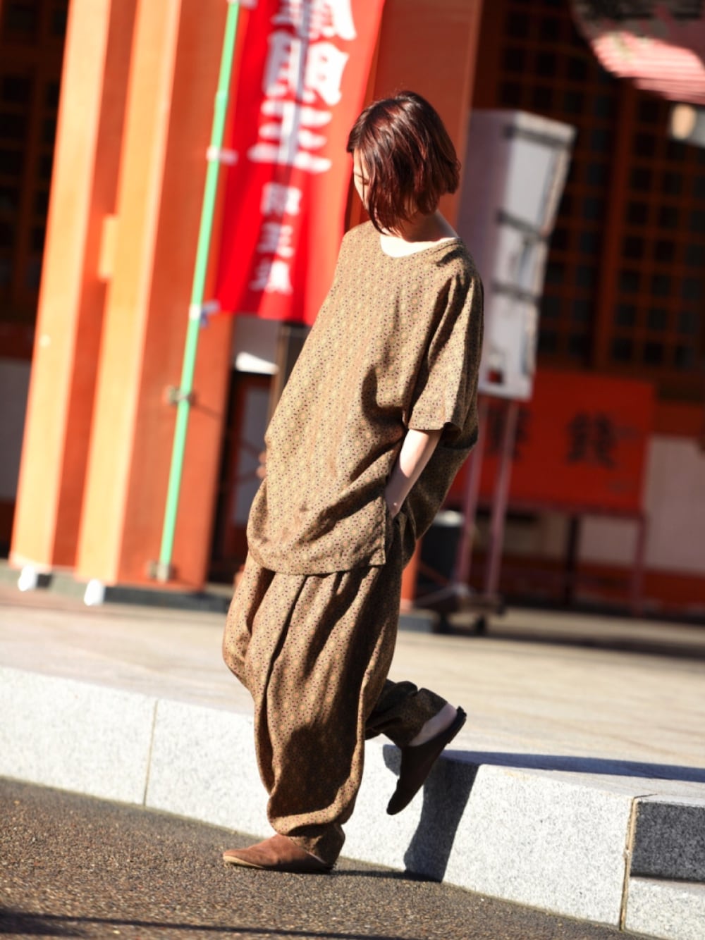 「大人カジュアル、春コーデ、夏コーデ、ootd、セットアップ、総柄、シンプル、ビッグシルエット、オーバーサイズ、YANTOR」｜「YANTORのアイテム（Tシャツ/カットソー、イエロー系）」を使った、東端さん（メンズ・165cm）の春コーディネートの1枚目の写真