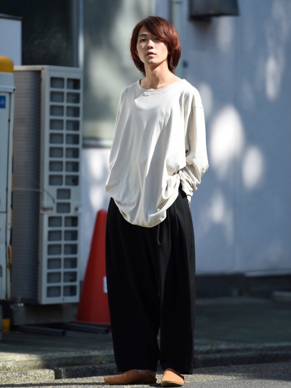 「シンプル、無地T、カジュアルコーデ、モノトーン、タックパンツ、BISHOOL、OVIESTUDIO、AUTTAA、春コーデ、白Tシャツ」｜「BISHOOLのアイテム（Tシャツ/カットソー、ホワイト系）」を使った、東端さん（メンズ・165cm）の夏コーディネートの1枚目の写真