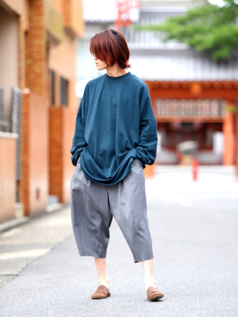 「夏、MyBeautifulLandlet、OVIESTUDIO、AUTTAA、ラフ、シンプル、クロップドパンツ、ラインパンツ、フリース、ロング丈」｜「my beautiful landletの【my beautiful landlet】 mini fleecy BIG L/S T-shit（Tシャツ/カットソー、グリーン系）」を使った、東端さん（メンズ・165cm）の夏コーディネートの1枚目の写真