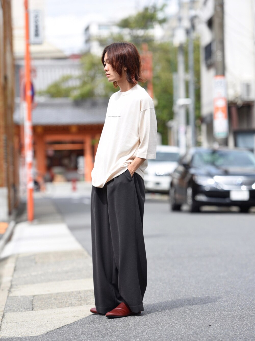 「秋色、ニット、サマーニット、アースカラー、Essay、ETHOSENS、AUTTAA、ootd、シンプル、ワイドパンツ」｜「ESSAYのESSAY シルクサマーニット camel（ニット/セーター、ベージュ系）」を使った、東端さん（メンズ・165cm）の秋コーディネートの1枚目の写真