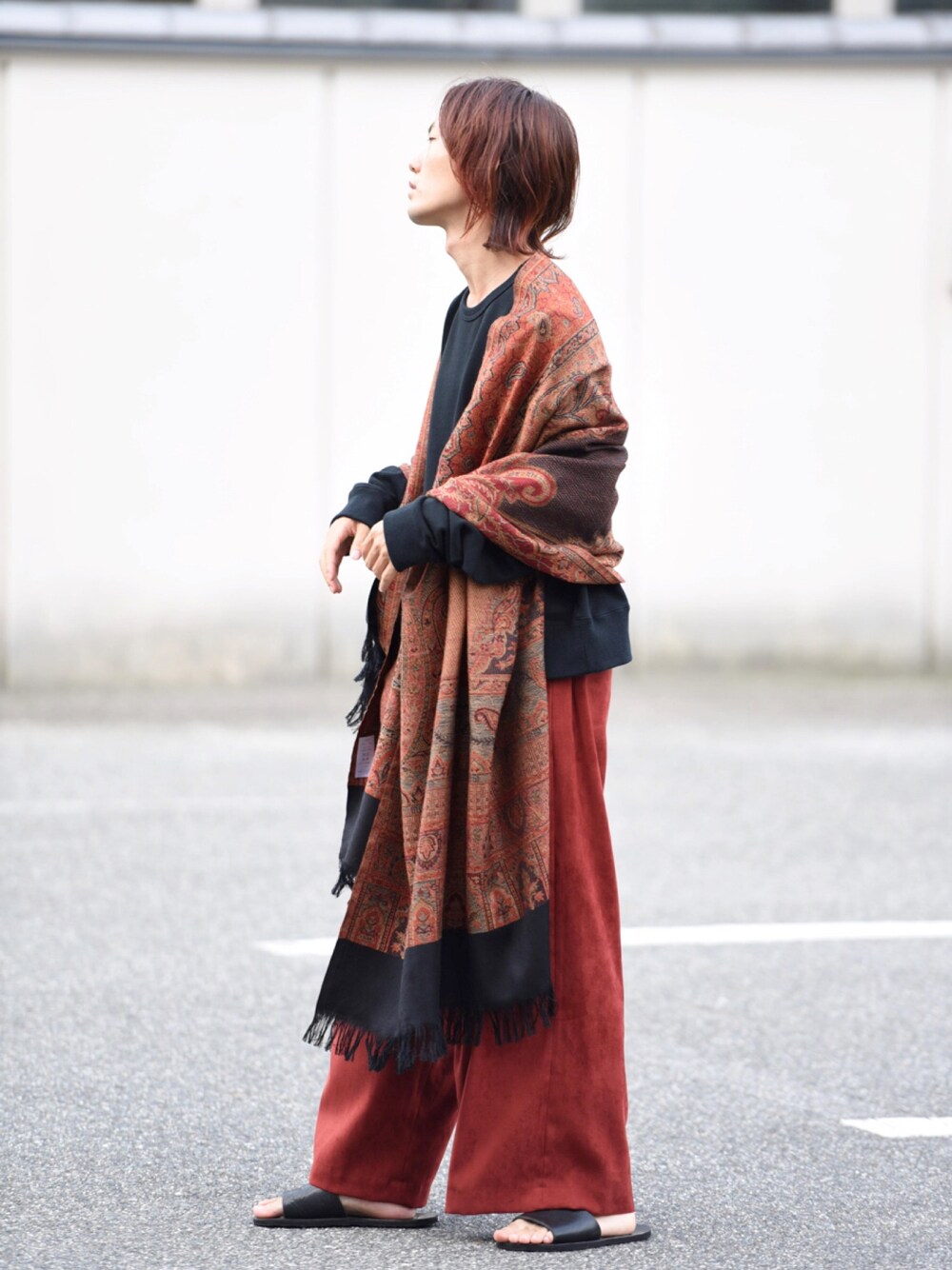 「秋のブラウンスタイル、シンプルコーデ、大人カジュアル、ゆるコーデ、ワイドパンツ、MyBeautifulLandlet、YANTOR、BISHOOL、ストール」｜「YANTORのアイテム（ストール/ショール、その他）」を使った、東端さん（メンズ・165cm）の秋コーディネートの1枚目の写真