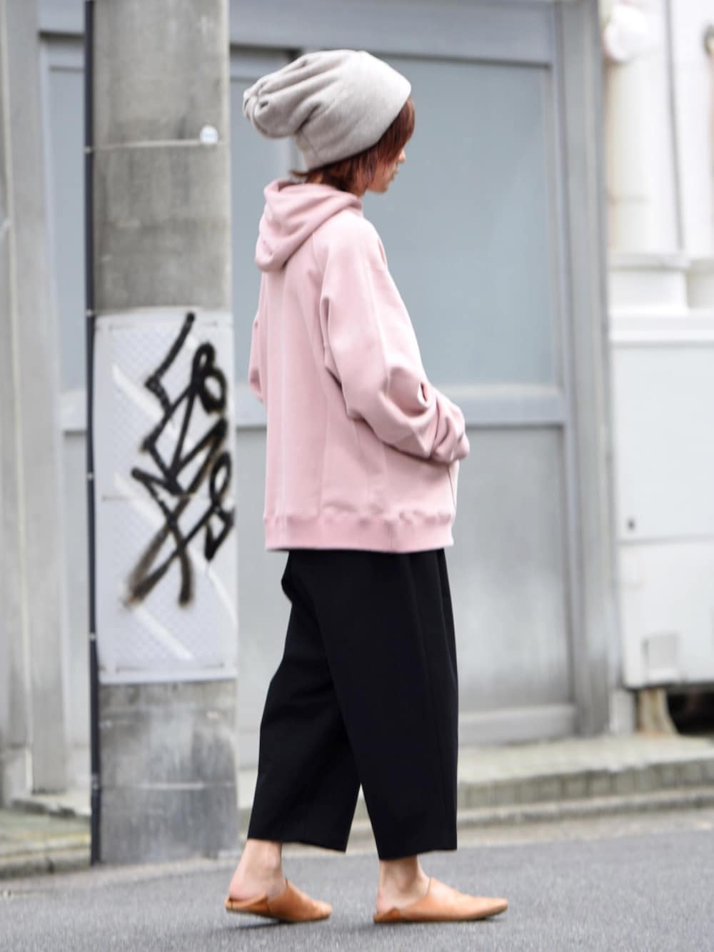 「シンプルコーデ、大人カジュアル、パーカー、ピンク、クロップドパンツ、ニット、ニット帽、秋のコーデ、edwina horl、VOAAOV」｜「Edwina Horlのニットの帽子 OVIE STUDIO limited（ニットキャップ/ビーニー、ホワイト系）」を使った、東端さん（メンズ・165cm）の秋コーディネートの1枚目の写真