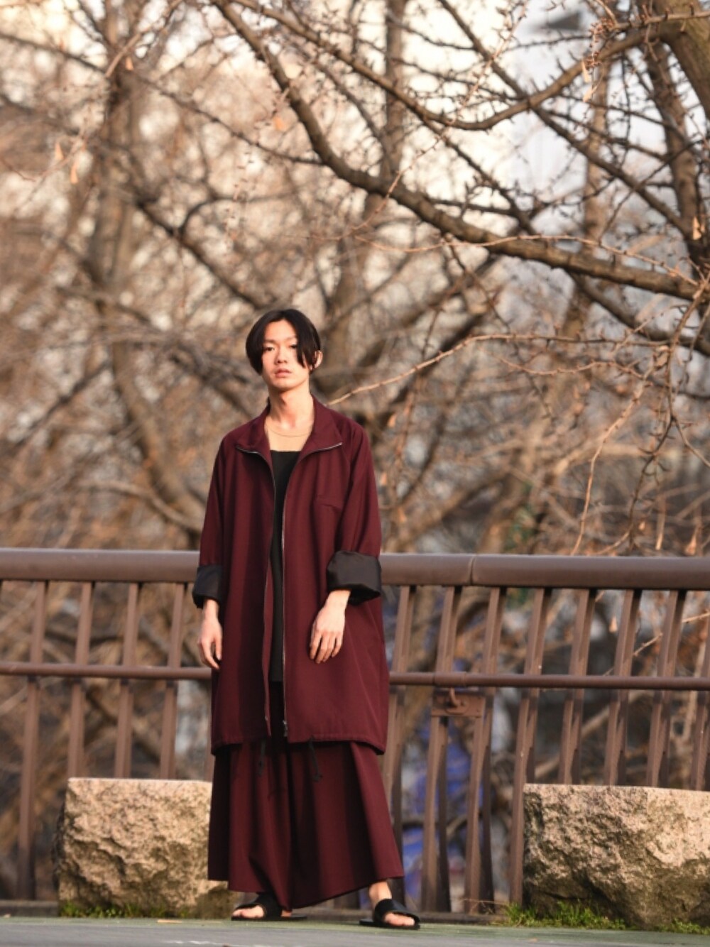 「レザーサンダル、セットアップ、BISHOOL、ワインレッド、ootd、モード」｜「BISHOOLのBISHOOL Wool Gabardine 90 Zip Coat（その他アウター、レッド系）」を使った、東端さん（メンズ・165cm）の春コーディネートの1枚目の写真