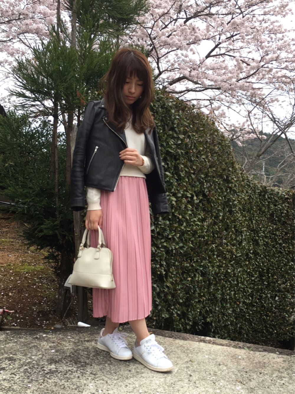「春コーデ、ライダース、ライダースジャケット、プリーツスカート、ピンク、桜、春色、甘辛mix、スタンスミス」｜「HAREのレザーＷライダース(HARE)（ライダースジャケット、ブラック系）」を使った、saki__☆さん（レディース・155cm）の春コーディネートの1枚目の写真