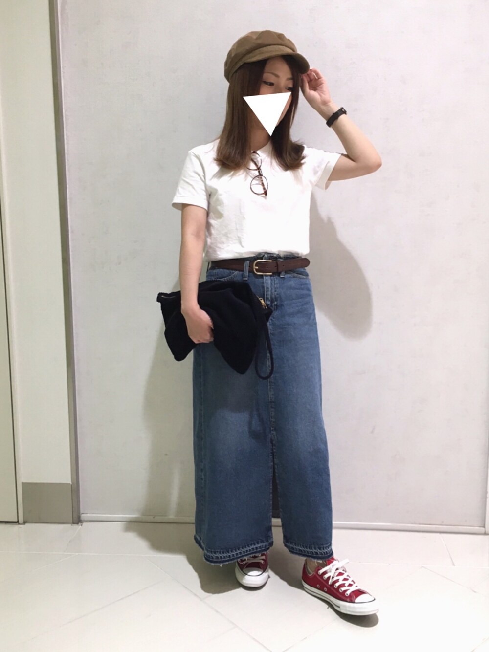 「秋のコーデ、カジュアル、キャスケット、デニムスカート、コンバース、クラッチバッグ、赤コンバース、白Tシャツ、外ハネ」｜「BEAUTY&YOUTH UNITED ARROWSのBY∴ コーデュロイマリンキャスケット（キャスケット、ベージュ系）」を使った、saki__☆さん（レディース・155cm）の秋コーディネートの1枚目の写真