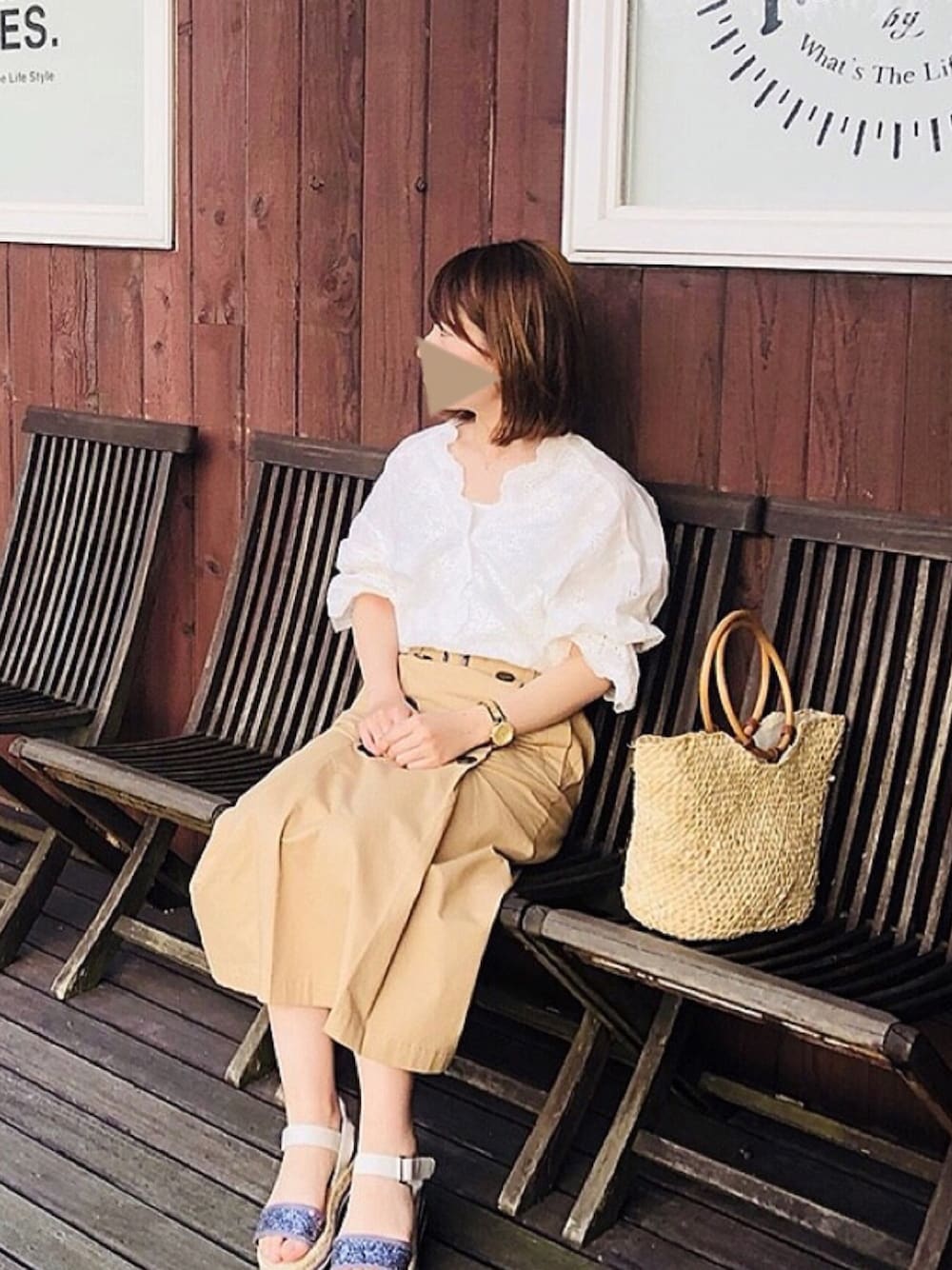 「プチプラコーデ、レーストップス、トレンチスカート、外ハネ、カジュアル、プチプラ、サンダル、かごバッグ、オトナカジュアル、春コーデ」｜「ROPE' PICNICのスカラップ刺繍ブラウス（シャツ/ブラウス、ホワイト系）」を使った、saki__☆さん（レディース・155cm）の春コーディネートの1枚目の写真