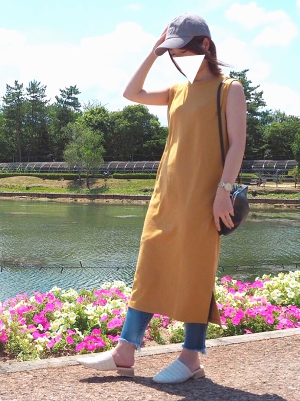 「キャップ、イエロー、ロングワンピース、ボーイッシュ、ノースリーブ、カジュアルコーデ、プチプラ、Ungrid、moussy、マスタード」｜「MOUSSYのSHOULDER TUCK SLEEVELESS DRESS（ワンピース、イエロー系）」を使った、saki__☆さん（レディース・155cm）の夏コーディネートの1枚目の写真