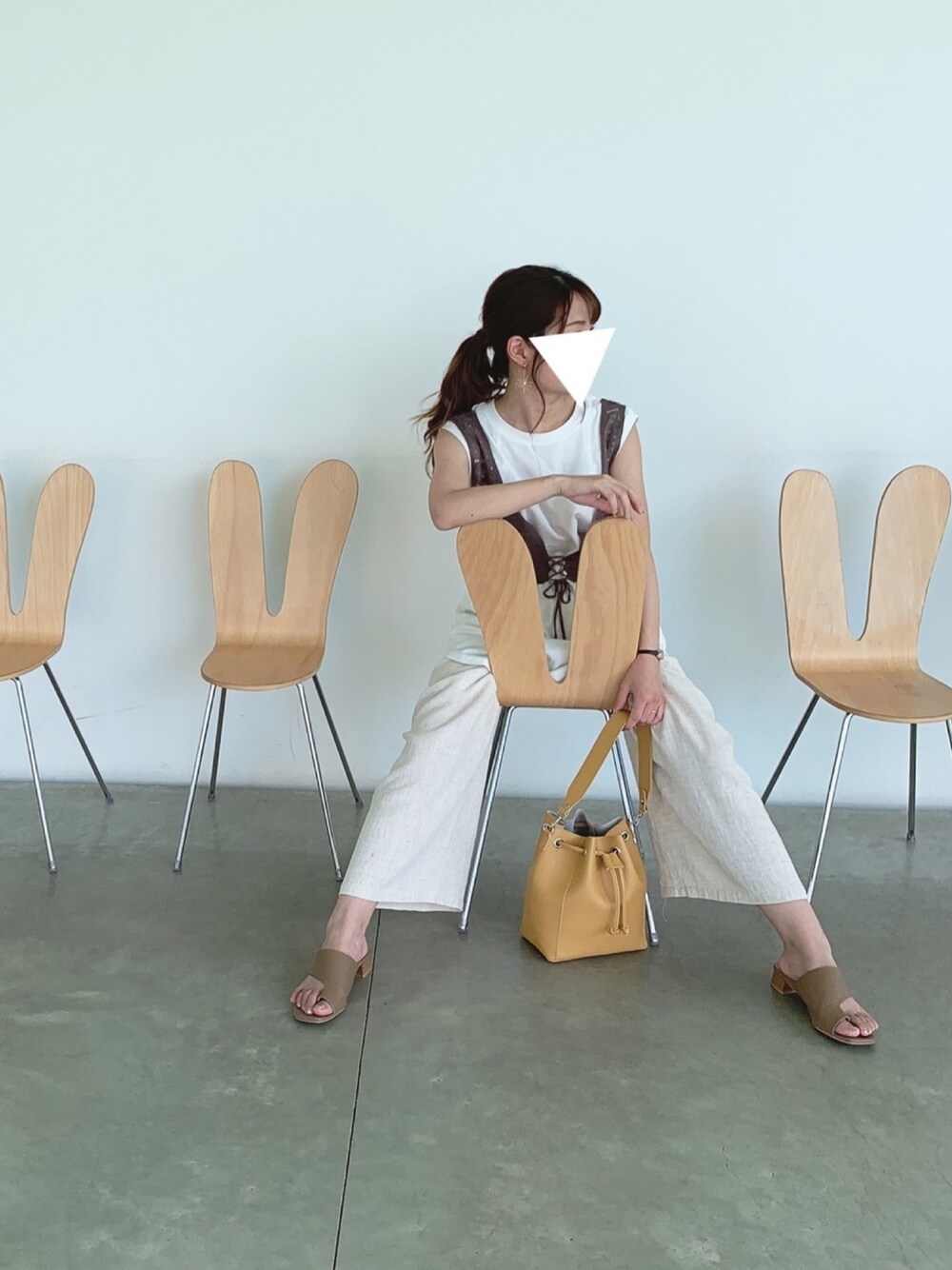 「大人カジュアル、カジュアル、シンプルコーデ、くすみカラー、プチプラ、夏コーデ、ノースリーブ、ベージュ、ワイドパンツ、リエディ」｜「210nouveのアイテム（トップス、ホワイト系）」を使った、saki__☆さん（レディース・155cm）の夏コーディネートの1枚目の写真