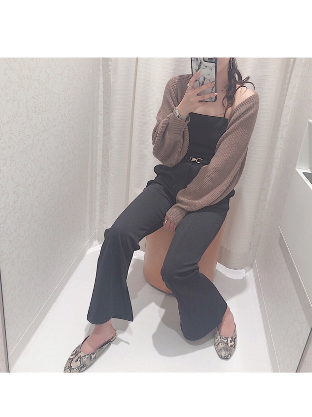 「ボレロ、ジャージーパンツ、パンツ、リラックススタイル、カーディガン、ベージュ、ブラウン、キャミソール、秋冬、低身長」｜「mysty womanのスリットジャージーパンツ 842448（スラックス、ブラック系）」を使った、お こ めさん（レディース・155cm）の秋コーディネートの1枚目の写真
