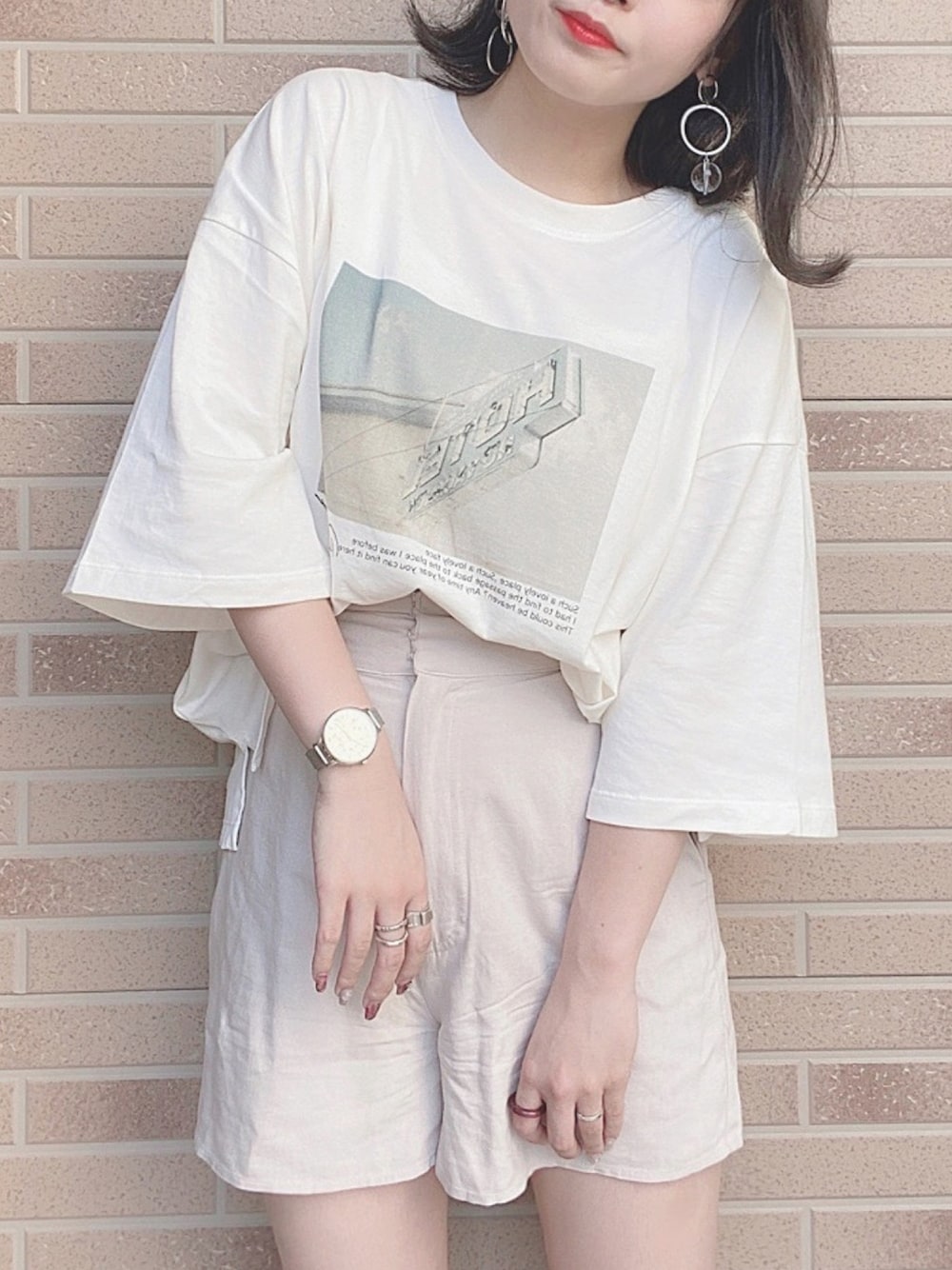 「Tシャツ、夏コーデ、楽チンコーデ、シンプル、夏、ショートパンツ、ホワイトコーデ、ワントーンコーデ、プリントT、低身長コーデ」｜「mysty womanのフォトプリントＴシャツ 877683（Tシャツ/カットソー、ホワイト系）」を使った、お こ めさん（レディース・155cm）の夏コーディネートの1枚目の写真