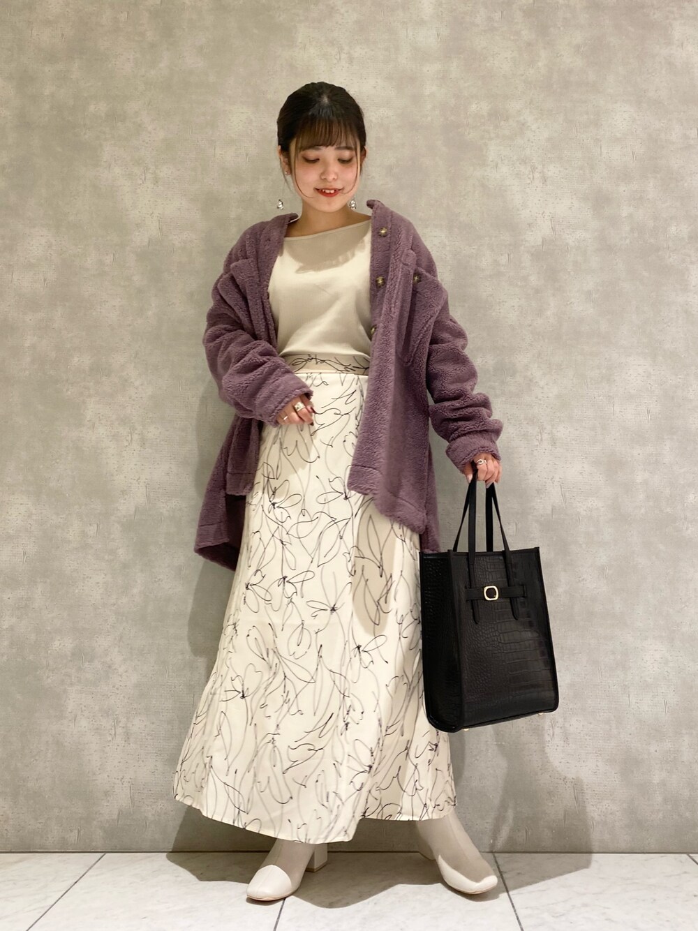 「秋コーデ、秋服、プチプラ、ボア、CPOジャケット、キレイめ、スカート、ボアジャケット、冬コーデ、低身長」｜「mysty womanのボアシャツジャケット 921831（その他アウター、パープル系）」を使った、お こ めさん（レディース・155cm）の秋コーディネートの1枚目の写真