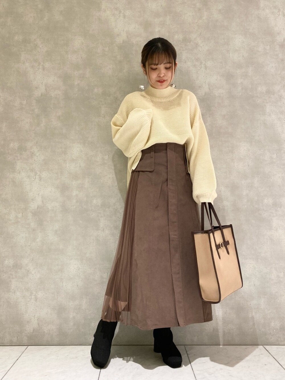 「秋服、秋コーデ、プチプラ、ボリューム袖、冬コーデ、低身長、プリーツスカート、スカート、ニット、きれいめカジュアル」｜「mysty womanのショートハイネックプルオーバー 920531（ニット/セーター、ホワイト系）」を使った、お こ めさん（レディース・155cm）の秋コーディネートの1枚目の写真