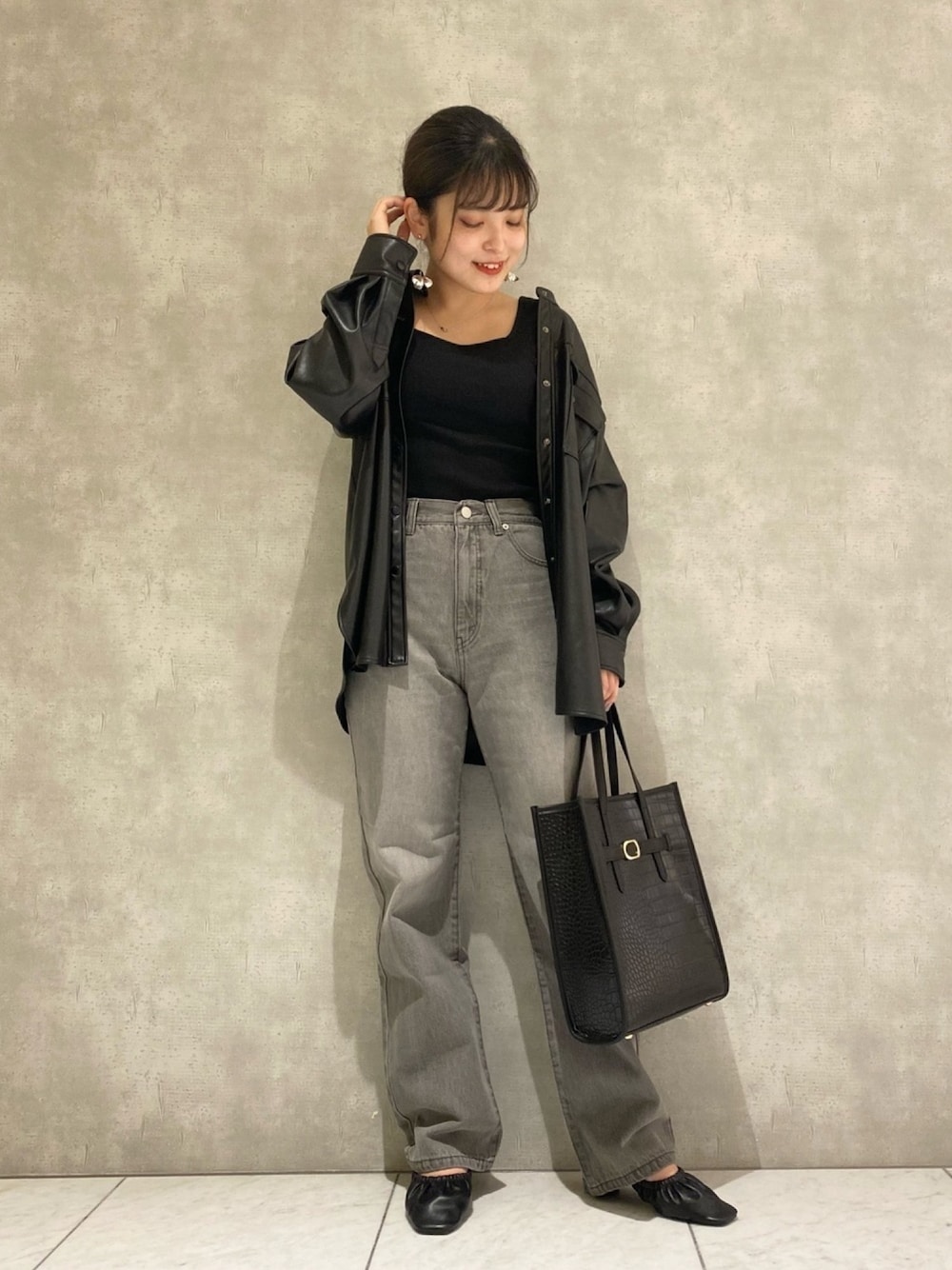 「大人カジュアル、秋服、秋コーデ、きれいめカジュアル、デニム、ストレートデニム、プチプラ、CPOジャケット、低身長、ブラック」｜「mysty womanのベーシック2WAYタンク 914805（タンクトップ、ブラック系）」を使った、お こ めさん（レディース・155cm）の秋コーディネートの1枚目の写真