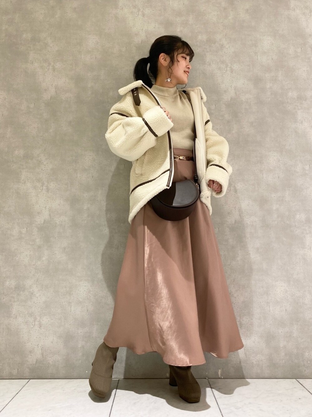「ボマージャケット、B3、大人かわいい、低身長、スカート、デート、冬コーデ、シンプルコーデ、ブーツ、ピンク」｜「mysty womanのボマーB-3ジャケット 924531（ブルゾン、ホワイト系）」を使った、お こ めさん（レディース・155cm）の秋コーディネートの1枚目の写真