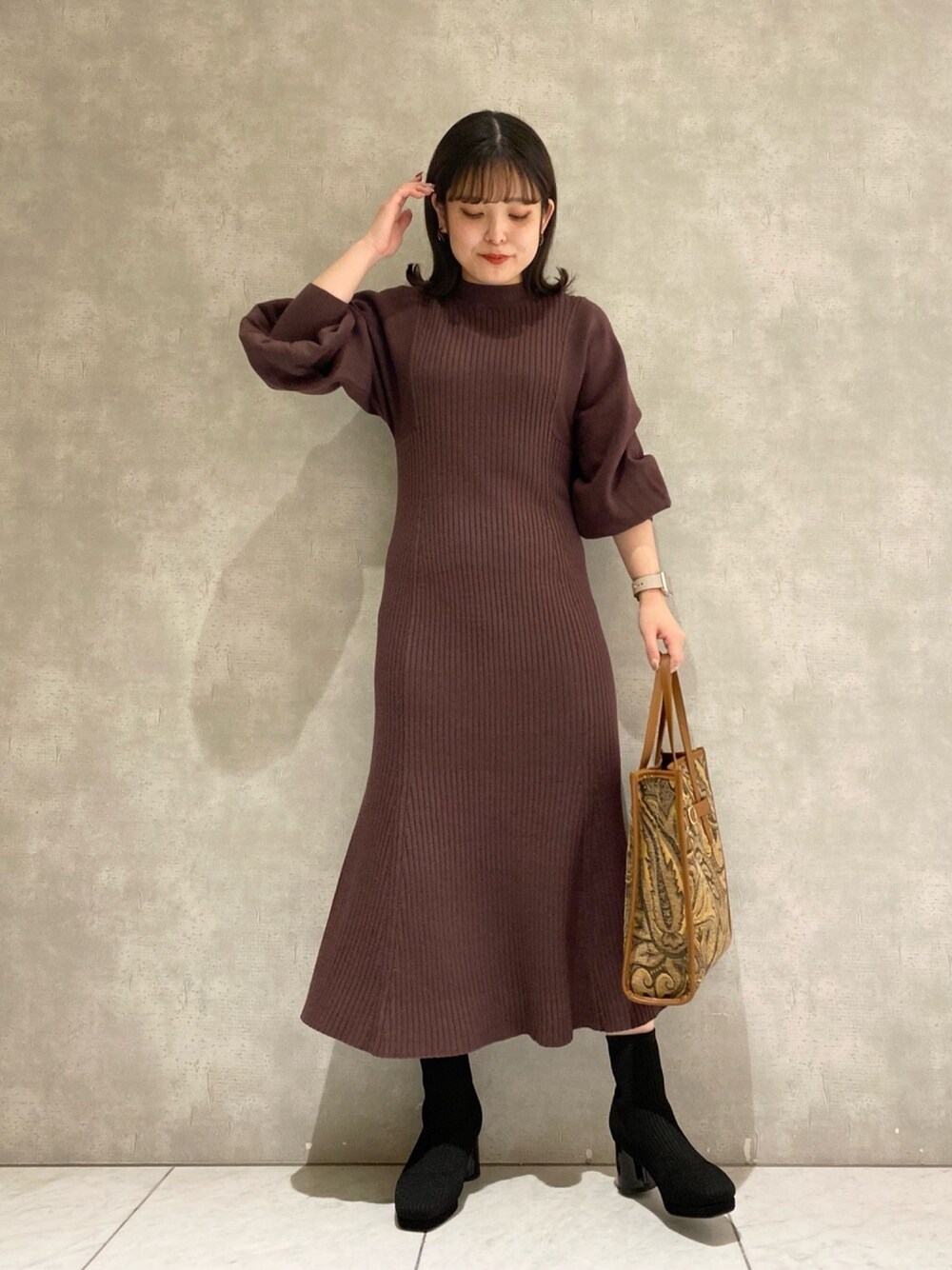 「ニットワンピース、ニット、低身長、秋冬コーデ、ワンピース、キレイめ、デート、ブラウン、タイトワンピース、ootd」｜お こ めさん（レディース・155cm）の冬コーディネートの1枚目の写真