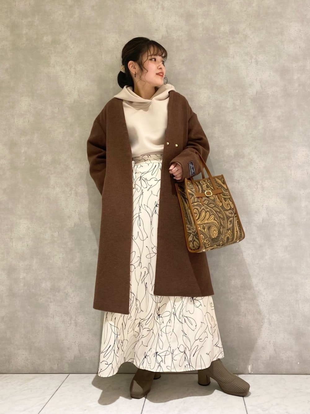 「大人カジュアル、スカート、スウェット、パーカー、カジュアル、ウールコート、コート、ブーツ、低身長、ワントーンコーデ」｜「mysty womanのテントダンボールフーディ 915605（パーカー、グリーン系）」を使った、お こ めさん（レディース・155cm）の冬コーディネートの1枚目の写真