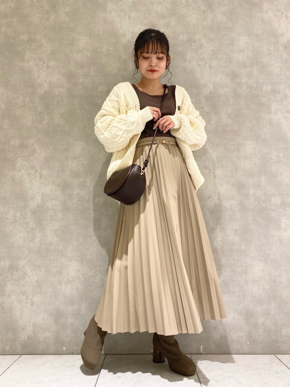 「今日のコーデ、プチプラ、ロングスカート、プリーツスカート、エコレザー、カーディガン、低身長、ブラウン、シンプル、ベージュ」｜「mysty womanのシアバター2WAYタンク 925379（タンクトップ、ブラウン系）」を使った、お こ めさん（レディース・155cm）の冬コーディネートの1枚目の写真